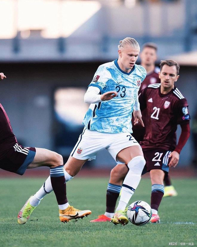 爱游戏-哈兰德回归赛场，战术调整首场状态亮眼，公牛观众沸腾！的简单介绍